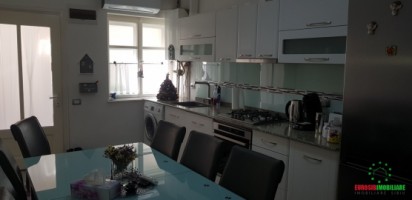 apartament-la-casa-cu-3-camere-decomnadate-de-vanzare-zona-centrala-1