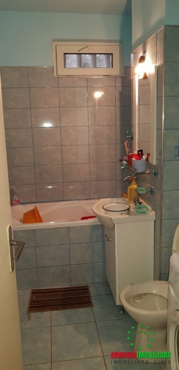 apartament-cu-3-camere-semidecomandat-zona-terezian-2