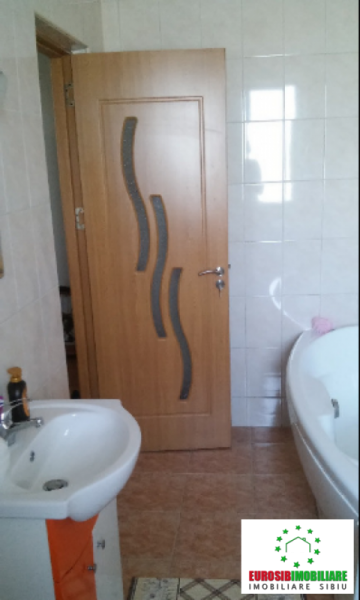 apartament-de-vanzare-cu-2-camere-decomandate-zona-selimbar-2