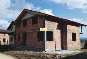vand-casa-la-rosu