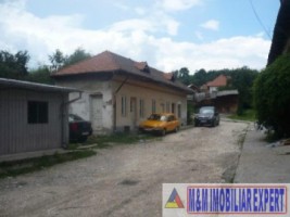 vand-teren-3000-mp-cu-spatii-comerciale-centru-campulung-muscel-ideal-pentru-dezvoltare