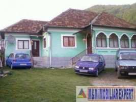 casa-spatioasa-cu-7-camere-si-teren-de-887-mp-in-dambovicioara-arges-oportunitate-unica