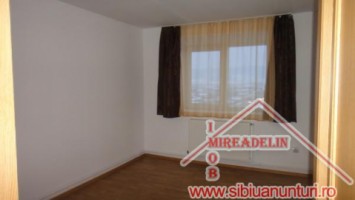 de-inchiriat-apartament-la-mansarda-str-semaforului-2