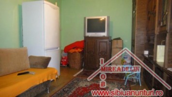 vand-apartament-3-camere-70-mp-zona-vasile-aaron-1