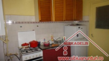 vand-apartament-3-camere-70-mp-zona-vasile-aaron-2