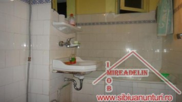 vand-apartament-3-camere-70-mp-zona-vasile-aaron-3