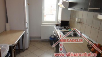 vand-apartament-2-camere-mansarda-vasile-aaron-1