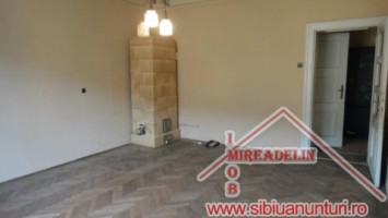 vand-apartament-la-casa-2-camere-orasul-de-jos-1