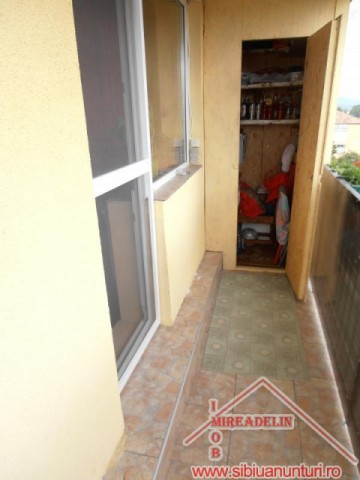 vand-apartament-4-camere-la-mansarda-pe-2-niveluri-zona-mall-3