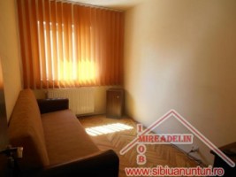 inchiriez-apartament-3-camere-zona-vasile-aaron-1