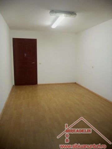 inchiriez-spatiu-comercial-la-casa-20-mp-zona-piata-cibin