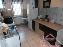 inchiriez-apartament-3-camere-decomandat-valea-aurie-1