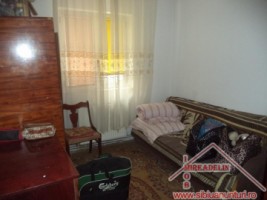 inchiriez-apartament-2-cam-zona-vasile-aaron-1