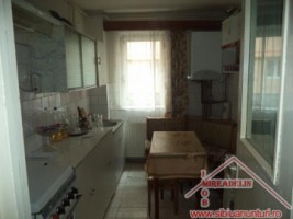 inchiriez-apartament-2-cam-zona-vasile-aaron-2