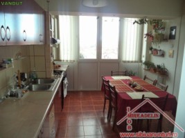 vand-apartament-cu-3-camere-in-vasile-aaron