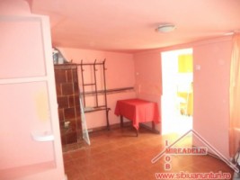 inchiriez-casa-curte-comuna-cu-o-alta-familie-zona-spitalul-judetean-3