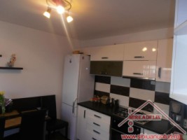 vand-apartament-3-camere-semidecomandate-zona-spitalului-judetean-1