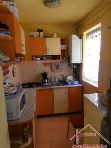 vand-apartament-2-camere-la-mansarda-vasile-aaron-2