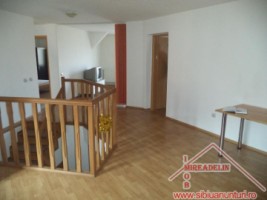 vand-apartament-3-camere-zona-vasile-aaron-la-mansarda