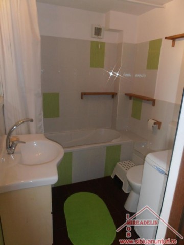 inchiriez-apartament-3-camere-la-mansarda-zona-scoala-de-inot-3