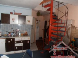 vand-apartament-3-camere-la-mansarda-zona-rahovei-1