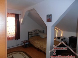 vand-apartament-3-camere-la-mansarda-zona-rahovei-2