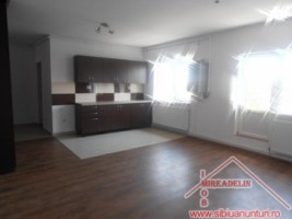 vand-apartament-cu-3-camere-zona-cedonia