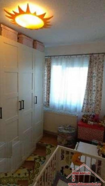 vand-apartament-3-camere-semidecomandat-la-mansarda-zona-mihai-viteazul-3