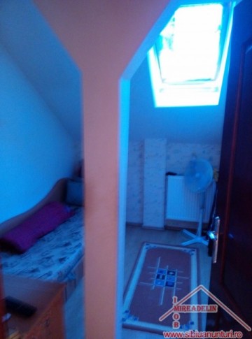 inchiriez-apartament-la-mansarda-cu-3-camerevalea-aurie-3