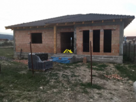 casa-noua-in-rosu-de-vanzare-4
