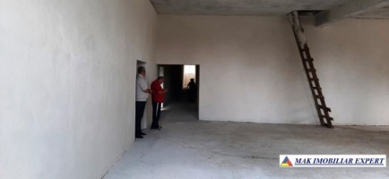 spatiu-comercial-de-1236-mp-si-teren-de-4000-mp-de-vanzare-in-godeni-arges-ideal-pentru-afaceri-comerciale-sau-industriale-17