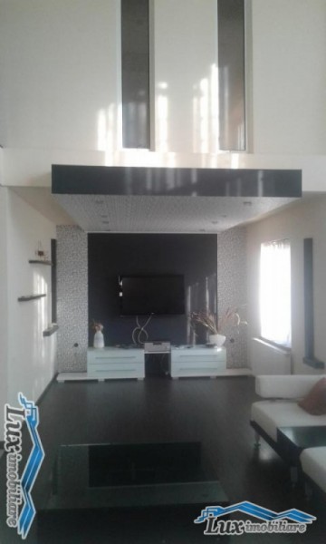 lux-imobiliare-vinde-casa-cu-piscina-11-ari-teren-in-zona-metro-1