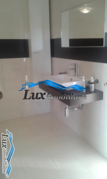 lux-imobiliare-vinde-casa-cu-piscina-11-ari-teren-in-zona-metro-2