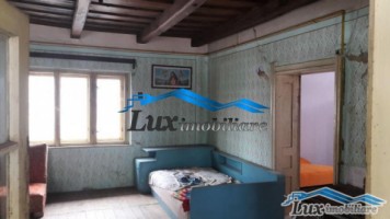 lux-imobiliare-vinde-casa-sura-bozanta-mica-40000-euro-1