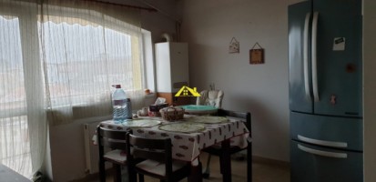 apartament-4-camere-cu-scara-interioara-si-garaj-in-centru-3