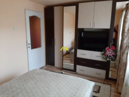 vand-apartament-cu-3-camere-etaj-1-zona-cetate-piata