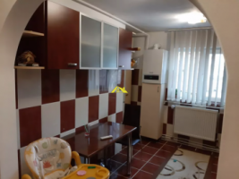 vand-apartament-cu-3-camere-etaj-1-zona-cetate-piata-2
