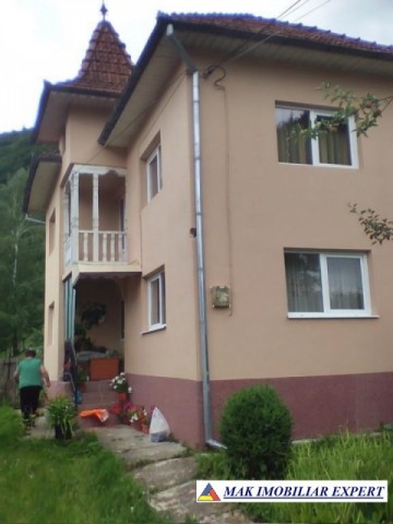 vila-cu-4-camere-si-teren-de-1270-mp-de-vanzare-rucar-arges-1