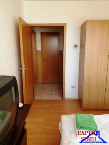 inchiriez-apartament-2-camere-cu-aer-conditionat-zona-calea-cisnadiei-2