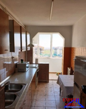 inchiriez-apartament-2-camere-cu-aer-conditionat-zona-calea-cisnadiei-3