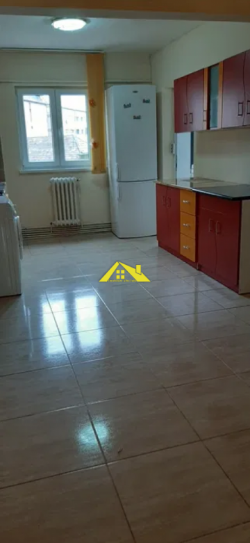 apartament-de-inchiriat-in-cetate-zona-piata-1