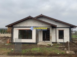 casa-la-rosu-de-vanzare-cu-700-mp-teren-zona-cetate-1