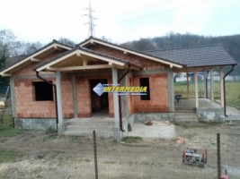 casa-la-rosu-cu-1400-mp-teren-de-vanzare-ampoita-1