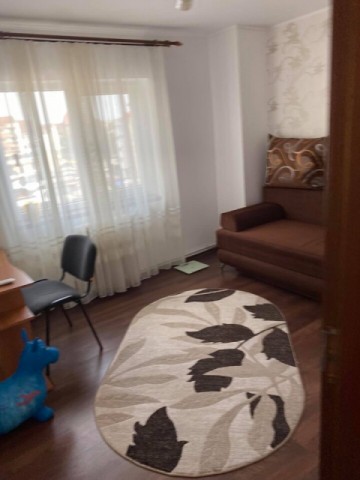 vand-apartament-4-camere-zona-piata-mare-pret-67500-negociabil-3