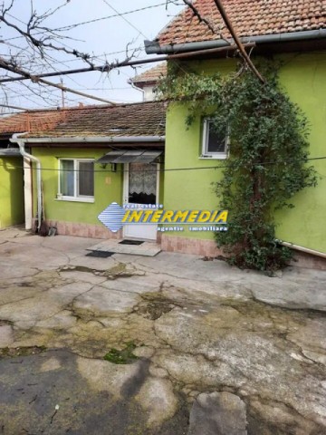 casa-de-vanzare-zona-centru-cu-toate-utilitatile-la-strada-asfaltata-1