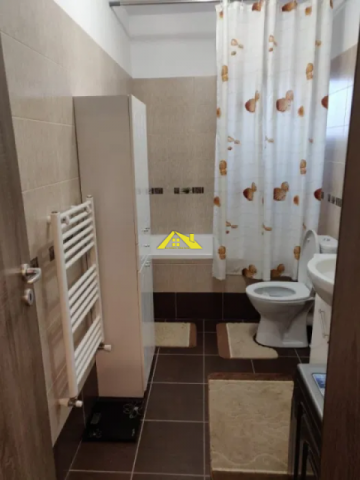inchiriez-apartament-3-camere-zona-linistita-parcare-si-curte-privata-1