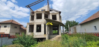constructie-suprafata-mare-in-apropiere-de-ambient
