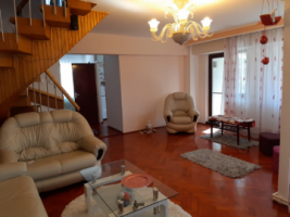 vand-apartament-cu-patru-camere-cu-scara-interioara-zona-centru