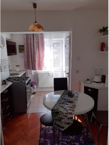 vand-apartament-cu-patru-camere-cu-scara-interioara-zona-centru-2