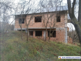 casa-spatioasa-cu-4-camere-si-teren-de-900-mp-amplasata-la-soseaua-principala-in-titesti-arges